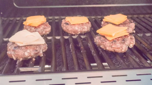 Kochen klassischer Burger — Stockfoto