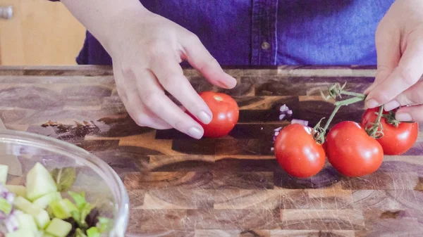 Cortar verduras frescas — Foto de Stock