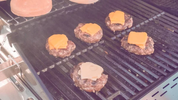 Matlagning Classic burger — Stockfoto