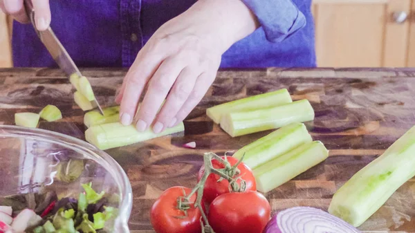 Cortar verduras frescas — Foto de Stock