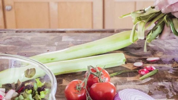 Нарезка свежих овощей — стоковое фото