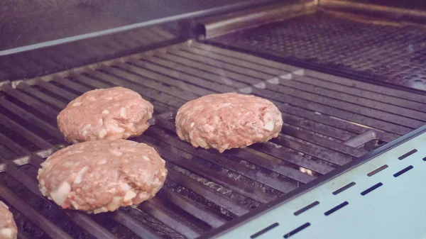 Kochen klassischer Burger — Stockfoto