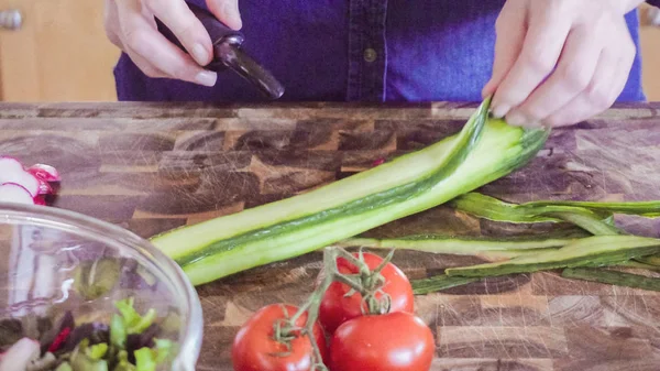 Нарезка свежих овощей — стоковое фото