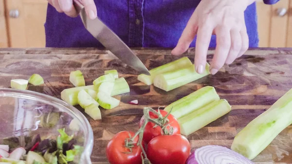 Trancher les légumes frais — Photo