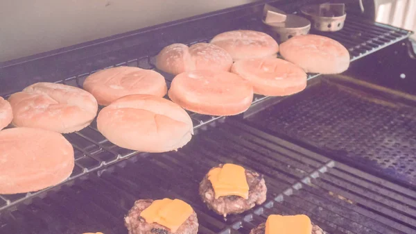 Vaření Classic burger — Stock fotografie