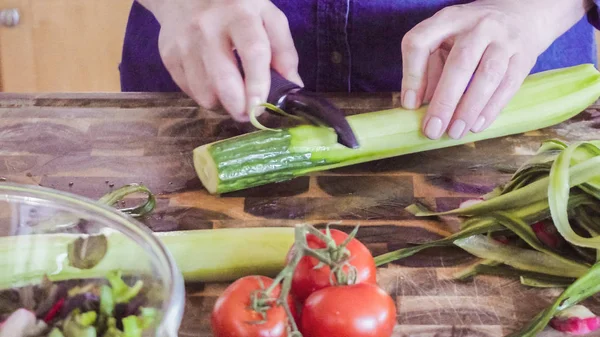 Cortar verduras frescas — Foto de Stock