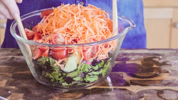 Taze salata karıştırma — Stok fotoğraf