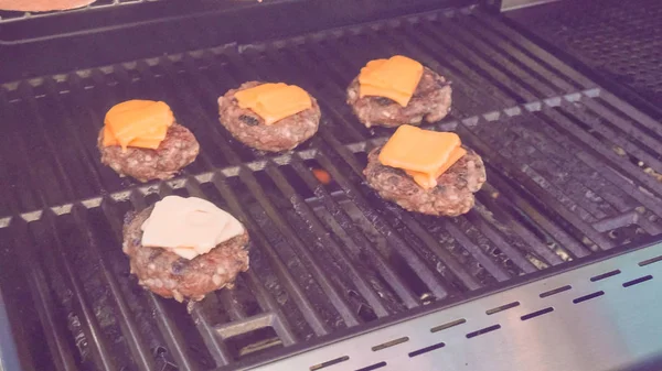 Vaření Classic burger — Stock fotografie