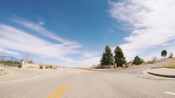 Pov Conducir Por Carretera Pavimentada Barrio Suburbano Colorado — Vídeos de Stock
