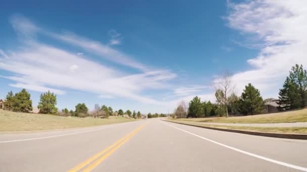 Πρωτου Προσωπου Οδήγηση Πλακόστρωτο Δρόμο Στην Προαστιακή Γειτονιά Στο Κολοράντο — Αρχείο Βίντεο