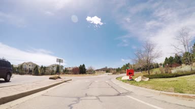Denver, Colorado, ABD-11 Nisan, 2018-Pov-sürüş Colorado varoş mahallesinde asfalt yol