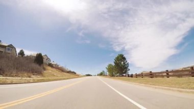 Denver, Colorado, ABD-11 Nisan, 2018-Pov-sürüş Colorado varoş mahallesinde asfalt yol