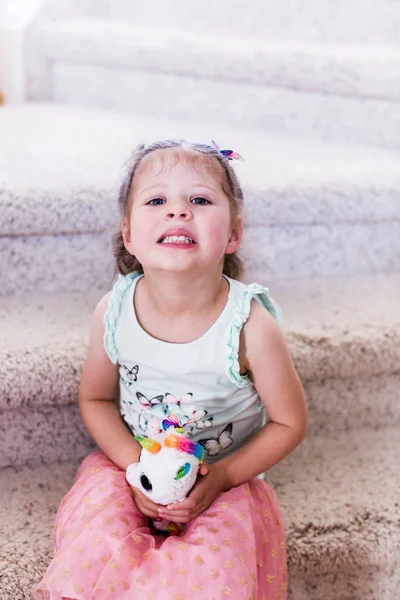 Kleines Mädchen mit ihrem Spielzeug — Stockfoto