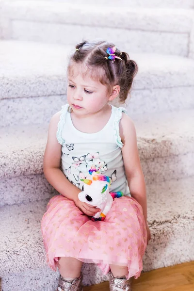 Meisje met haar speelgoed — Stockfoto