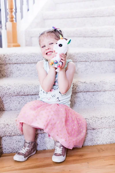 Küçük kız onu oyuncak — Stok fotoğraf