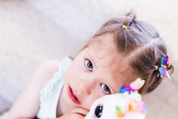 Bambina con il suo giocattolo — Foto Stock