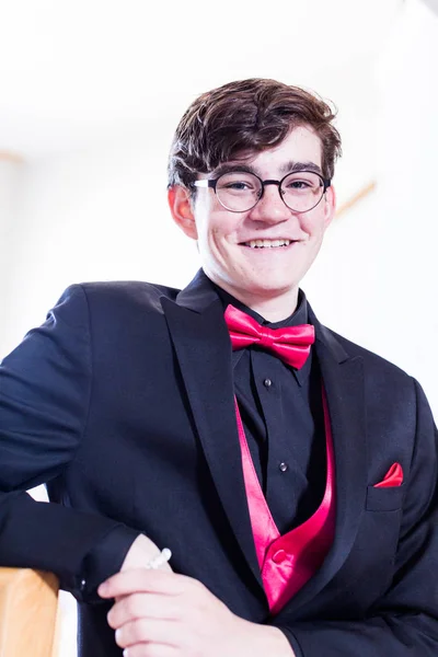 Teenager v tuxedo před prom — Stock fotografie