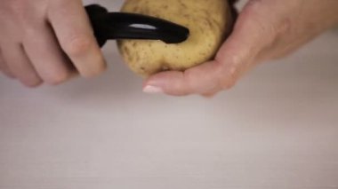 Adım adım. Yukon Altın patates klasik püresi patates soyarken oldu