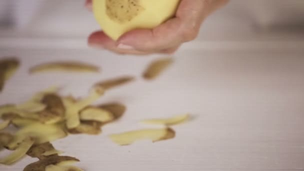 Stap Voor Stap Peeling Yukon Gold Aardappelen Voor Klassieke Aardappelpuree — Stockvideo