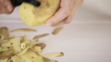 Adım adım. Yukon Altın patates klasik püresi patates soyarken oldu