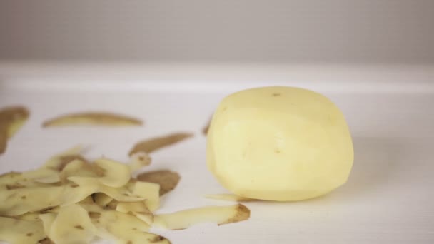 Stap Voor Stap Peeling Yukon Gold Aardappelen Voor Klassieke Aardappelpuree — Stockvideo