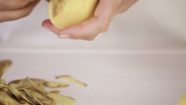 Adım Adım Yukon Altın Patates Klasik Püresi Patates Soyarken Oldu — Stok video