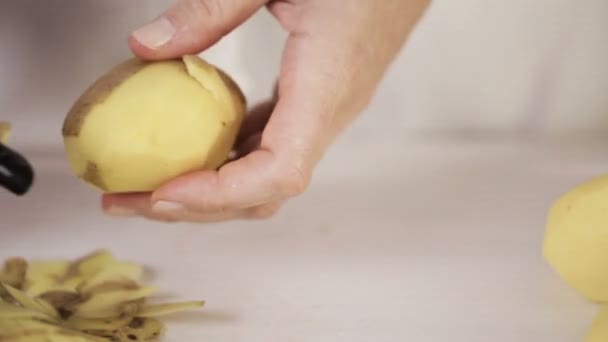 Steg För Steg Peeling Yukon Gold Potatis För Klassisk Potatismos — Stockvideo