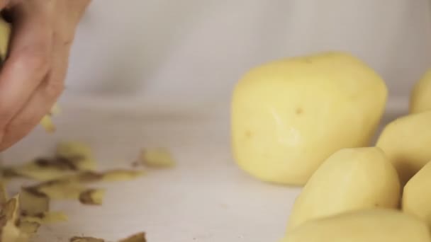 Βήμα Βήμα Ξεφλούδισμα Yukon Gold Πατάτες Για Κλασικό Πουρέ Πατάτας — Αρχείο Βίντεο
