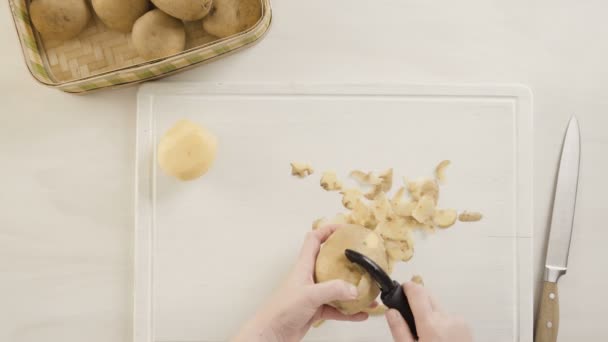 Шаг Шагом Очистка Золотого Картофеля Юкона Классического Пюре — стоковое видео