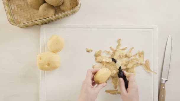 Stap Voor Stap Peeling Yukon Gold Aardappelen Voor Klassieke Aardappelpuree — Stockvideo