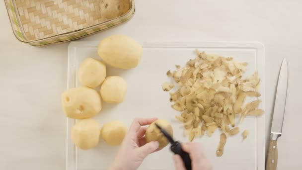 Stap Voor Stap Peeling Yukon Gold Aardappelen Voor Klassieke Aardappelpuree — Stockvideo