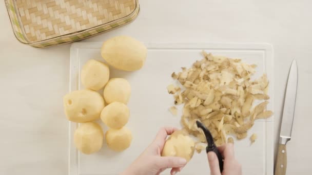 Stap Voor Stap Peeling Yukon Gold Aardappelen Voor Klassieke Aardappelpuree — Stockvideo