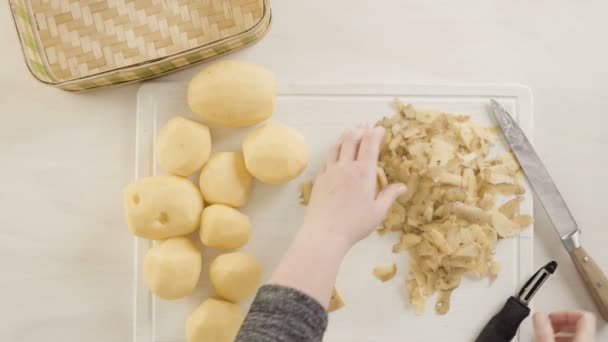 Stap Voor Stap Peeling Yukon Gold Aardappelen Voor Klassieke Aardappelpuree — Stockvideo