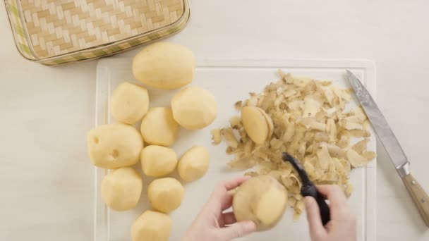 Stap Voor Stap Peeling Yukon Gold Aardappelen Voor Klassieke Aardappelpuree — Stockvideo