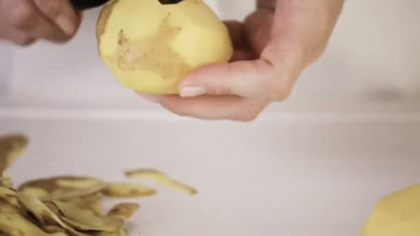 Desfasamento Temporal Passo Passo Descascando Batatas Ouro Yukon Para Purê — Vídeo de Stock