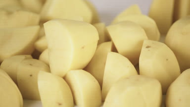 Adım adım. Yukon Altın patates klasik patates püresi için dilimleme