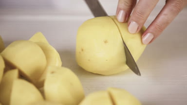 Adım adım. Yukon Altın patates klasik patates püresi için dilimleme