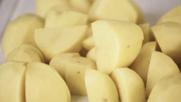 Stap Voor Stap Snijden Van Yukon Gold Aardappelen Voor Klassieke — Stockvideo