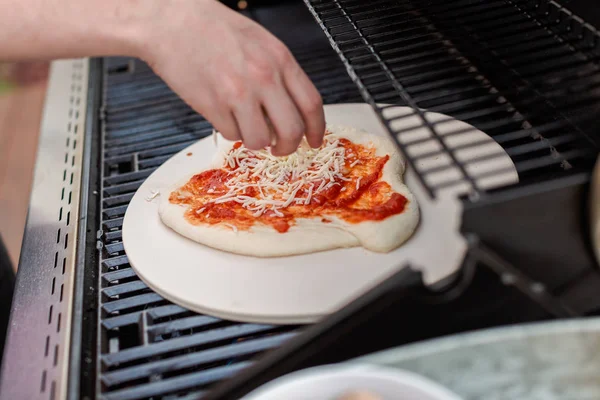 Pizza a la parrilla al aire libre — Foto de Stock