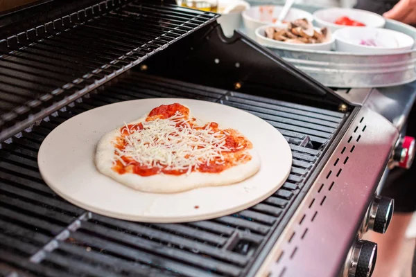 Pizza a la parrilla al aire libre — Foto de Stock