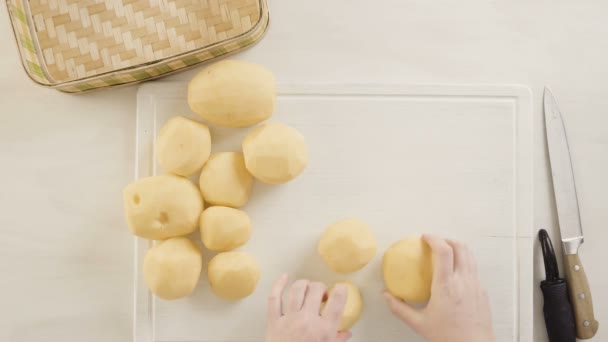 Schritt Für Schritt Schneiden Von Yukon Goldkartoffeln Für Klassische Kartoffelpüree — Stockvideo