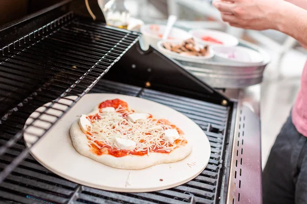 Pizza a la parrilla al aire libre — Foto de Stock