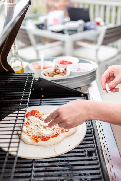 Pizza a la parrilla al aire libre — Foto de Stock