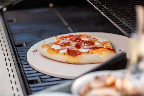 Pizza grelhada ao ar livre — Fotografia de Stock