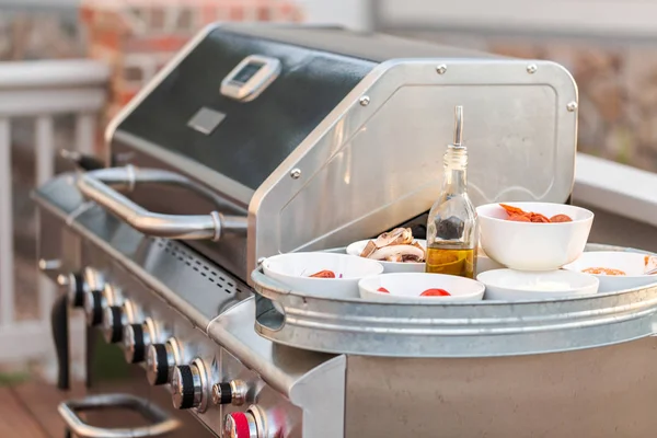 Gegrilde pizza buiten — Stockfoto