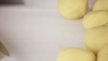 Zaman atlamalı. Adım adım. Yukon Altın patates klasik patates püresi için dilimleme