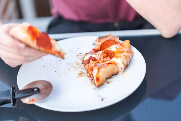 Cocinar pizza a la parrilla — Foto de Stock