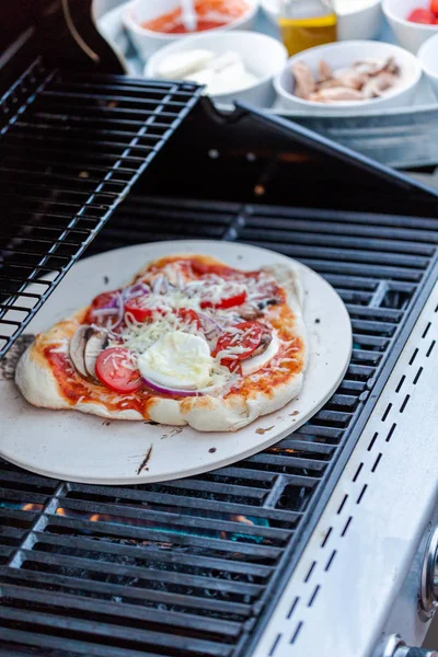 Matlagning grillad pizza — Stockfoto