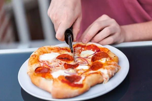 Äter pizza utomhus — Stockfoto