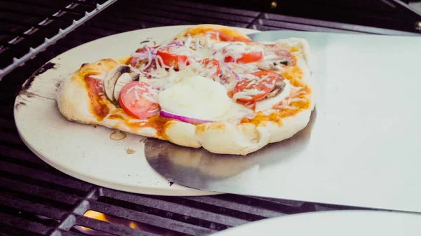 Gegrilde pizza koken — Stockfoto